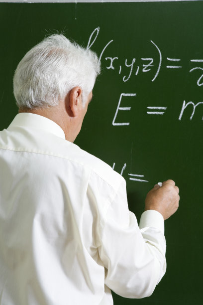 教授在黑板前图片下载