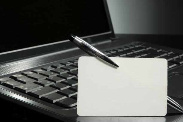笔记本电脑和空白卡图片下载