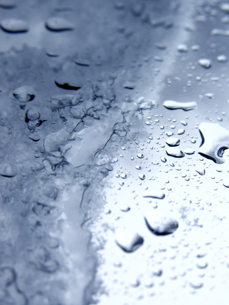 冰在玻璃上融化图片下载