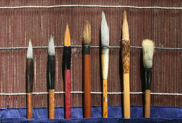 木质包装上的中国毛笔图片下载