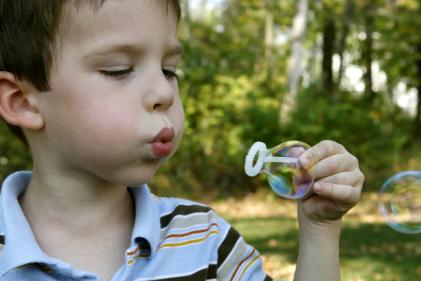 泡沫的男孩图片下载