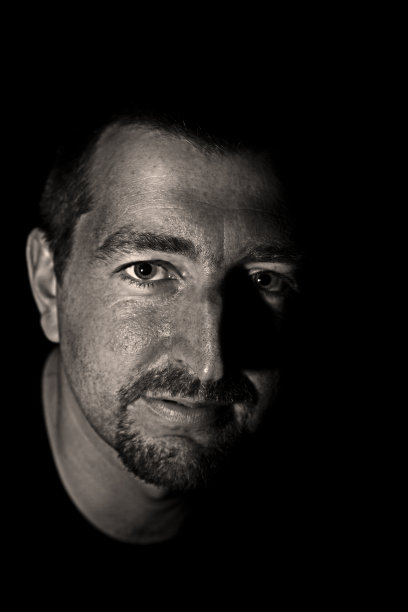 砂砾，黑白人像的男人-旁-彩色版本下面图片下载