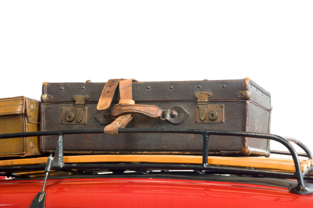 汽车后备箱上的老式行李箱图片下载