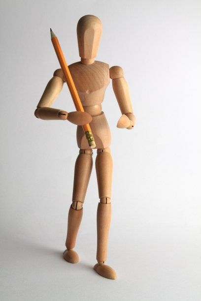 带铅笔的木制人体模型图片下载