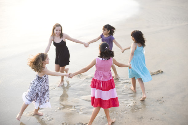 在沙滩上玩耍图片下载