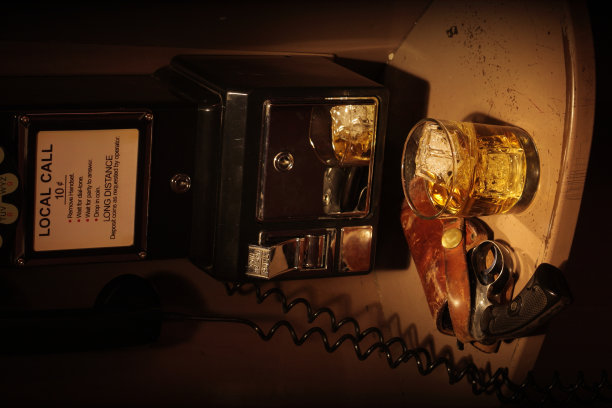 黑色电影电话亭-苏格兰威士忌和手枪套图片下载