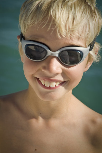 带着护目镜的金发男孩图片下载