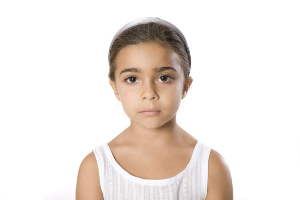 一个悲伤的小女孩的肖像图片下载