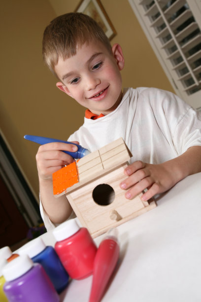 小孩画鸟屋图片下载