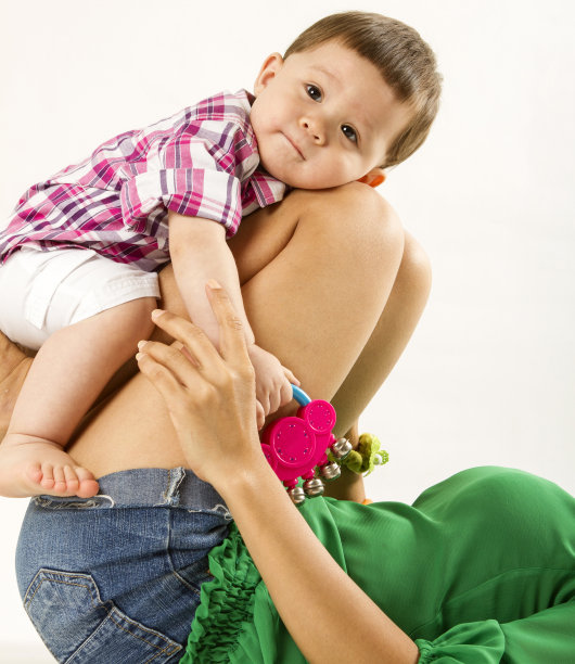 可爱的欧亚宝宝和妈妈图片下载