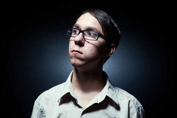 忧虑和沮丧的年轻人图片下载