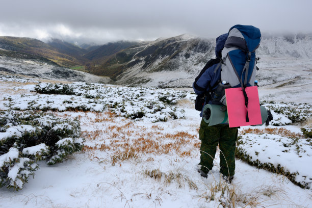 冬季山里的背包客图片下载