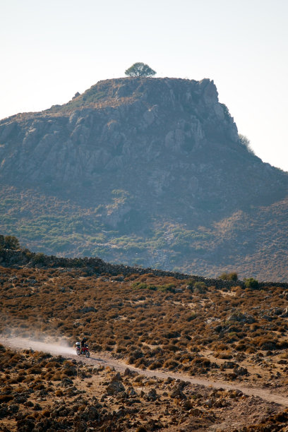 越野骑着红色摩托车图片下载