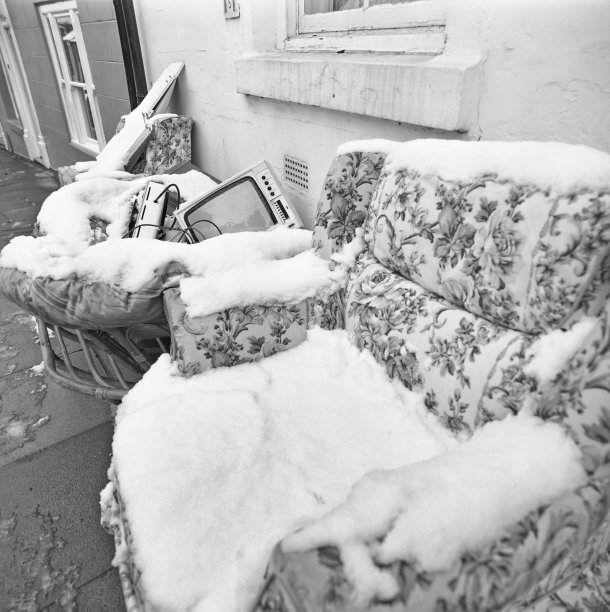 雪下的废弃沙发和电视机图片下载