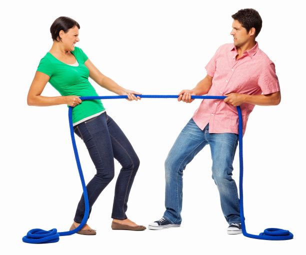 夫妇玩拔河-孤立图片下载