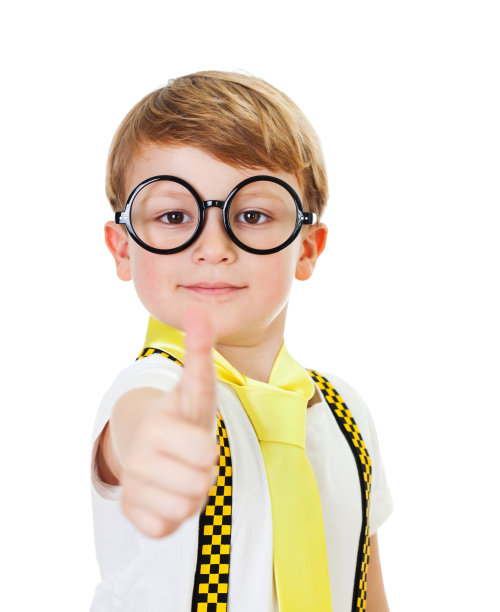 可爱的男孩竖起大拇指图片下载