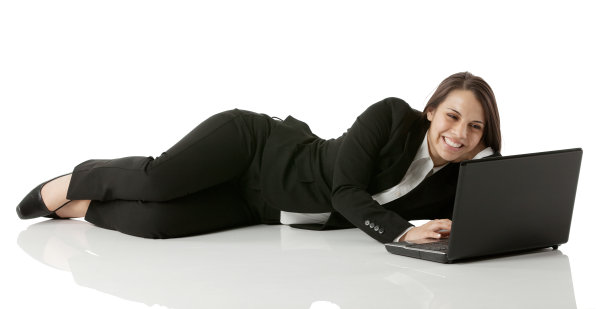 轻松微笑的女商人躺在地板上图片下载