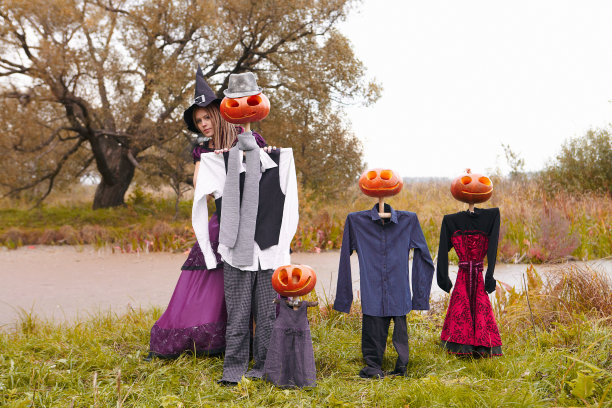万圣节的家庭。女巫和南瓜图片下载