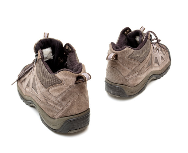 旧的登山靴孤立在白色的背景上。图片下载