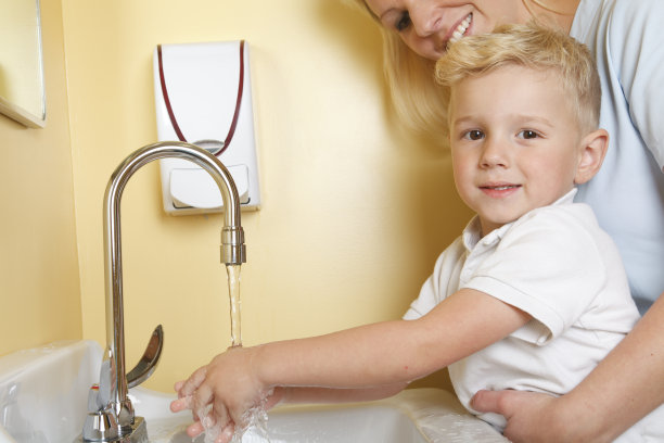 洗手的男孩图片下载
