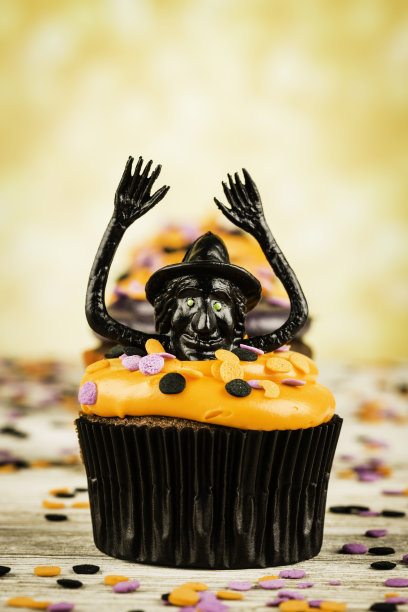 可爱的万圣节纸杯蛋糕角色:女巫图片下载