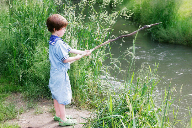 可爱的小男孩假装钓鱼图片下载