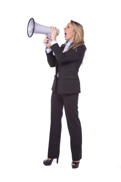 女商人对着扩音器大喊图片下载