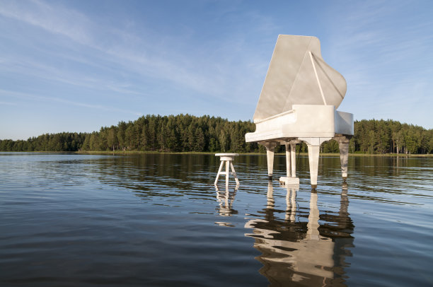 湖面上放着一架白色钢琴图片下载