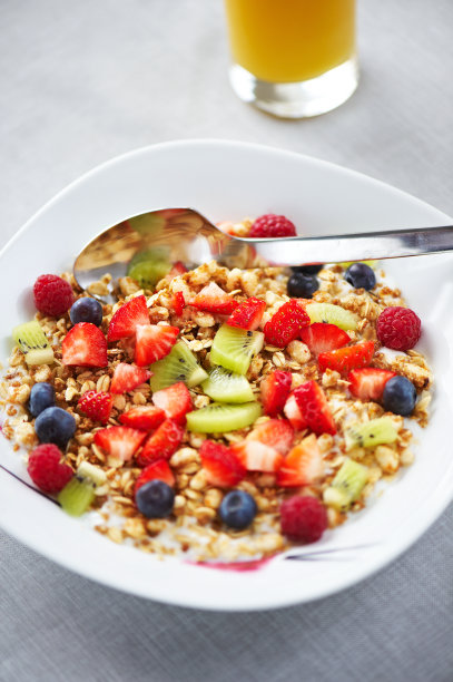 在酸奶酪和什锦麦片上放上新鲜水果图片下载