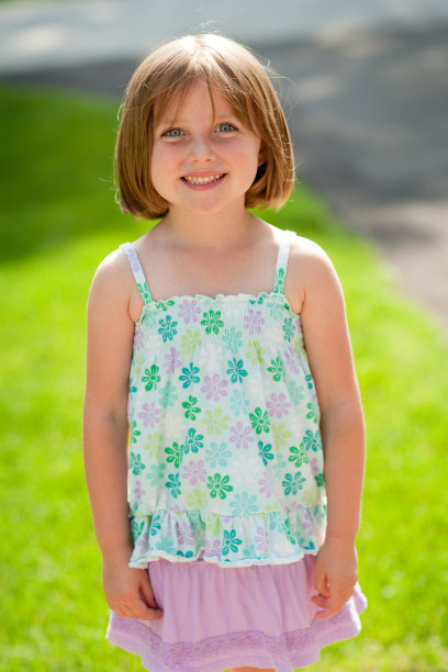 近距离，小女孩站在外面的彩色图像图片下载