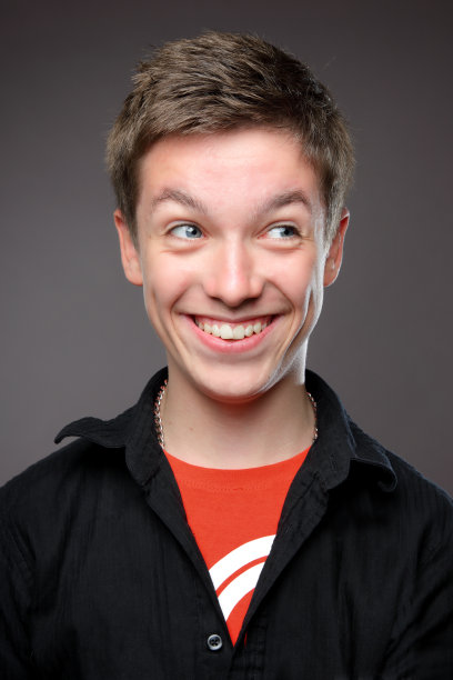 少年表情-滑稽的微笑图片下载