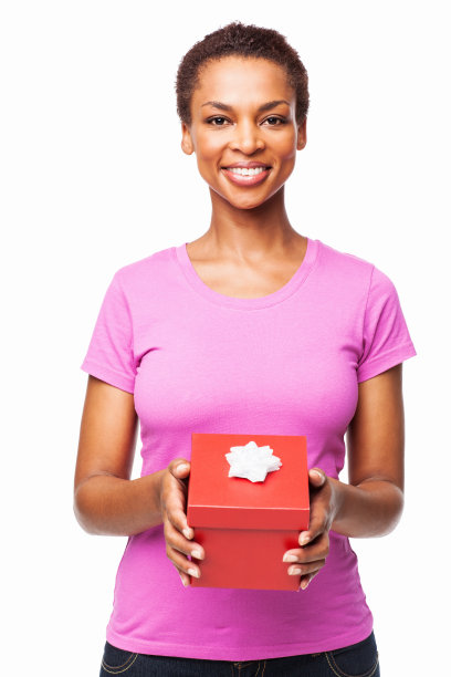 拿着礼品盒的非裔美国女性图片下载