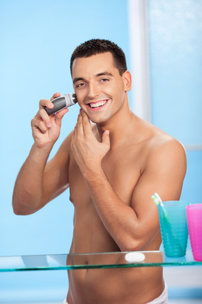 英俊的男人剃须图片下载