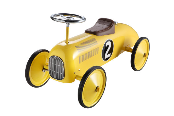一辆黄色的玩具车，有大轮子，旁边有一个数字2素材图片