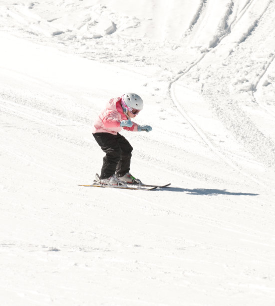 年轻人滑雪图片下载