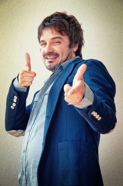 男人用手指做枪的手势图片下载