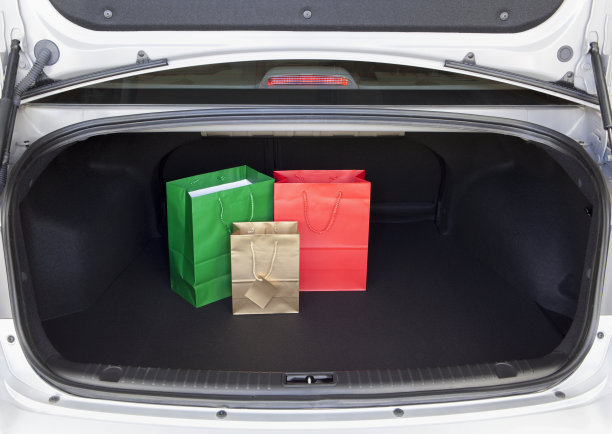 有购物袋的汽车后备箱图片下载