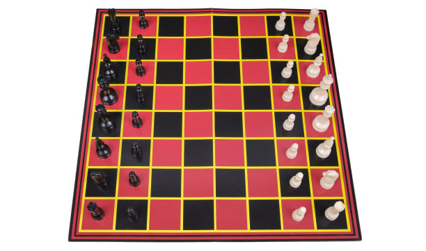 棋牌准备好了，孤立在白棋上图片下载