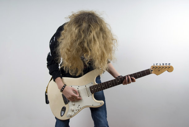 重金属的女孩图片下载