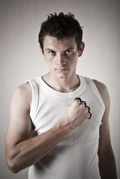 穿着汗衫，戴着指节套的年轻人图片下载