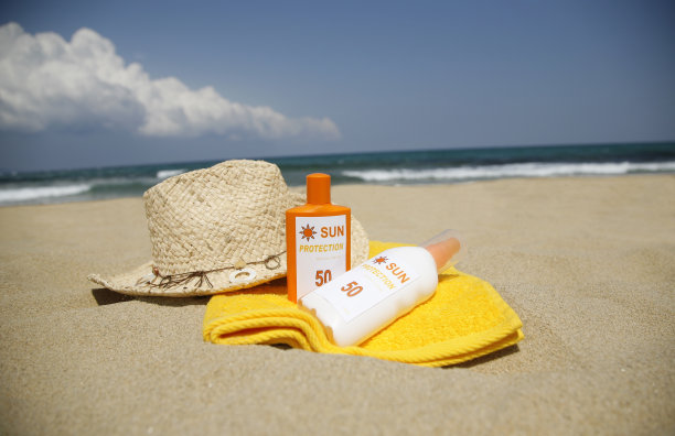 海滩上的防晒措施图片下载