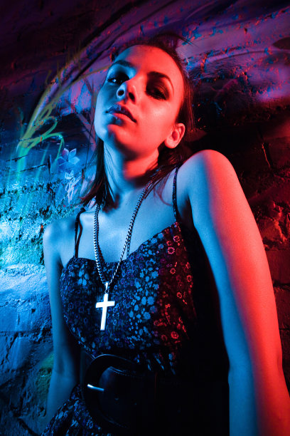 女孩戴着十字架图片下载