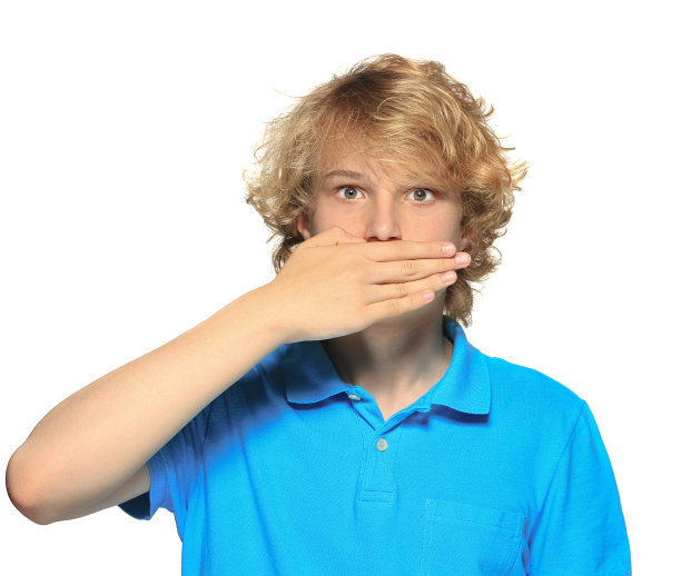 一个十几岁男孩的正面照片，捂着他的嘴。图片下载