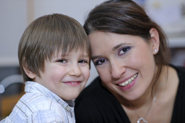 快乐的妈妈带着孩子图片下载