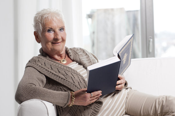 读圣经的老妇人图片下载