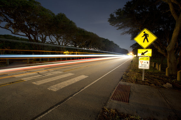 夜晚的人行横道上有汽车闪光的警告灯图片下载