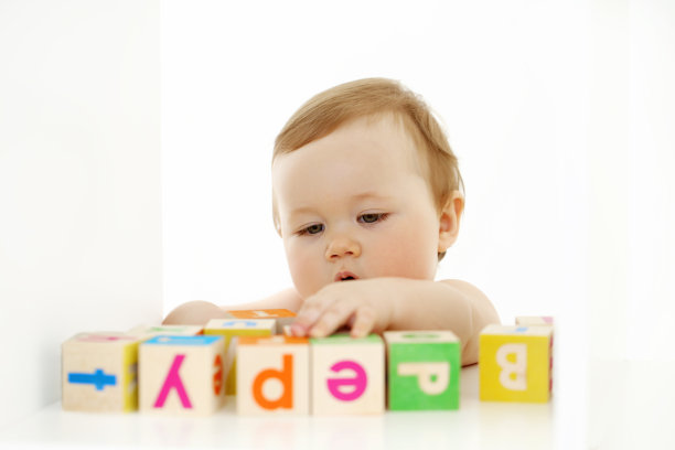 幼童玩积木图片下载