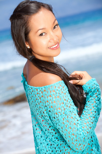 沙滩上的女孩图片下载