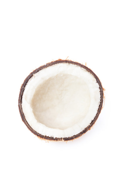 椰子切成两半露出肉在白色的背景图片下载