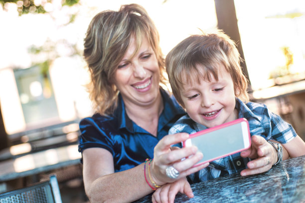 妈妈和儿子在看手机图片下载